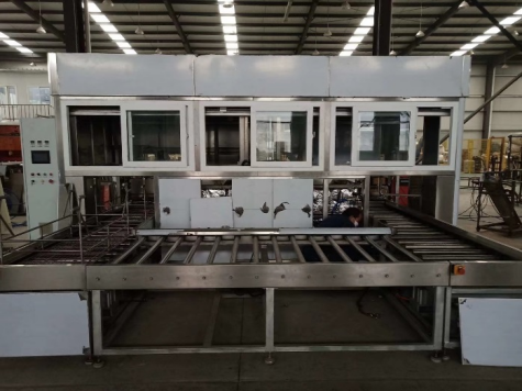 水果周轉(zhuǎn)箱噴淋清洗機的工作原理